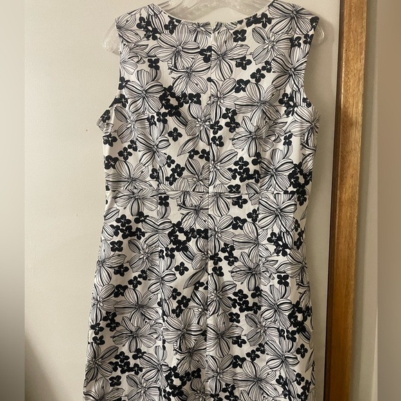 Caslon Monochrome Floral Sleeveless Fun & Flirty (Size 10) Midi Dress - Picture 8 of 10